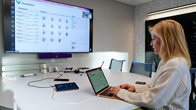 Dr. Frida Polli, a Pymetrics társalapító vezérigazgatója egy munkahelyi készségeket felmérő MI-technológiát mutat be a The Associated Pressnek a cég központjában.