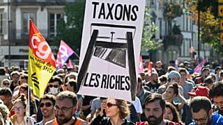 Un manifestant brandit une pancarte où l'on peut lire "taxons les riches" lors d'un rassemblement du mouvement "Tout bloquer" à Strasbourg, mercredi 10 septembre 2025. (AP)