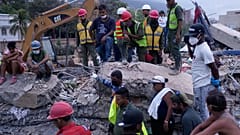Equipos de rescate y familiares observan la búsqueda de cuerpos en un edificio derrumbado tras los terremotos en La Guaira, Venezuela, el martes 21 de julio de 2026.