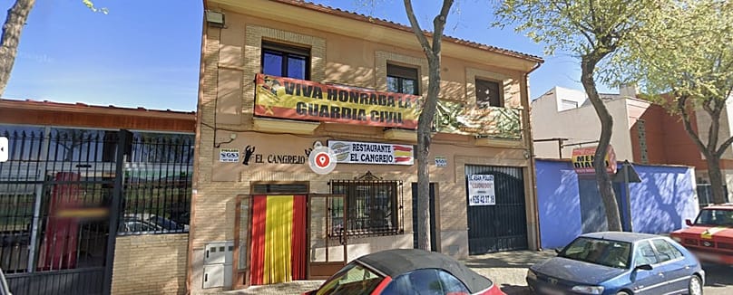 Especial detalle al cartel de la derecha sobre la calidad de los pollos vendidos