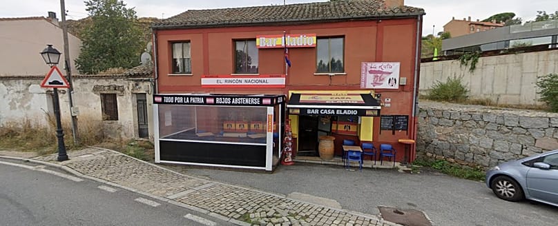 Bar Eladio, también llamado El Rincón Nacional, con un bonito cartel que reza "Rojos abstenerse"