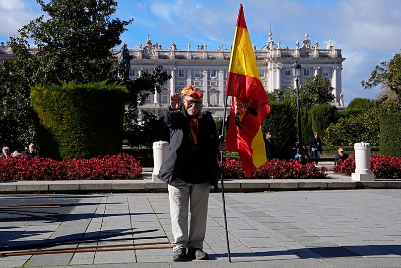 Archivo: Un hombre realiza el saludo fascista frente al Palacio Real de Madrid