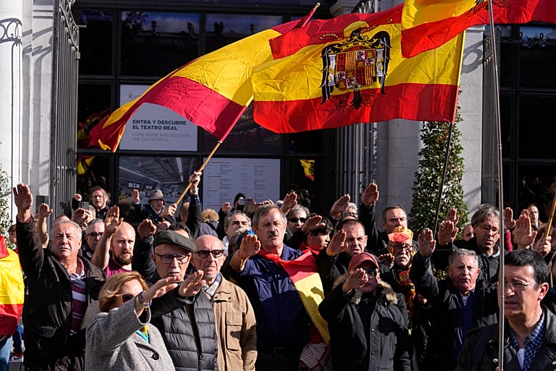 Archivo: Una serie de nostálgicos del régimen, congregados haciendo el saludo fascista