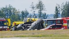 Los equipos de rescate intervienen tras el accidente de un helicóptero Venom con cinco soldados a bordo en la base aérea 22 de Namest nad Oslavou, República Checa, el jueves.