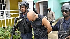 Fotografia mostra um homem a ser detido após uma rusga da Polícia Nacional da Libéria em 21 de julho de 2026. Crédito: Polícia Nacional da Libéria/Facebook.