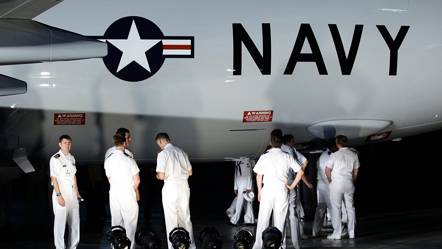 أفراد من البحرية الأمريكية يتفقدون طائرة بوينغ P-8A بوسيدون الجديدة التابعة للبحرية الأمريكية، عقب حفل أقيم يوم الخميس 30 يوليو 2009.