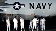 أفراد من البحرية الأمريكية يتفقدون طائرة بوينغ P-8A بوسيدون الجديدة التابعة للبحرية الأمريكية، عقب حفل أقيم يوم الخميس 30 يوليو 2009.