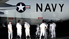 أفراد من البحرية الأمريكية يتفقدون طائرة بوينغ P-8A بوسيدون الجديدة التابعة للبحرية الأمريكية، عقب حفل أقيم يوم الخميس 30 يوليو 2009.