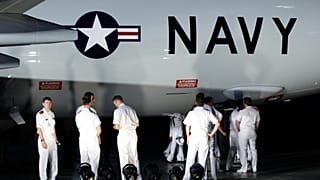 أفراد من البحرية الأمريكية يتفقدون طائرة بوينغ P-8A بوسيدون الجديدة التابعة للبحرية الأمريكية، عقب حفل أقيم يوم الخميس 30 يوليو 2009.