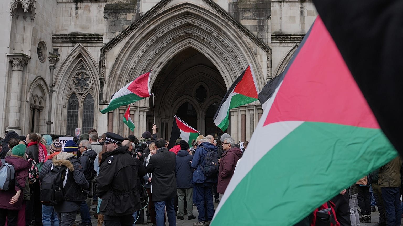 أنصار الحركة الفلسطينية ينظمون احتجاجا خارج محكمة العدل الملكية في لندن، الجمعة 13 فبراير 2026. (AP Photo/كين تشيونغ)