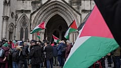 أنصار الحركة الفلسطينية ينظمون احتجاجا خارج محكمة العدل الملكية في لندن، الجمعة 13 فبراير 2026. (AP Photo/كين تشيونغ)