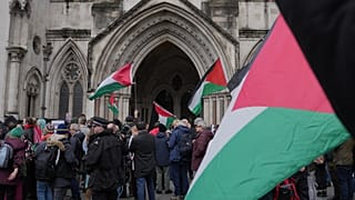 أنصار الحركة الفلسطينية ينظمون احتجاجا خارج محكمة العدل الملكية في لندن، الجمعة 13 فبراير 2026. (AP Photo/كين تشيونغ)