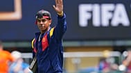 لاعب المنتخب الإسباني لامين يامال (19 عامًا) يلوّح قبل المباراة النهائية لكأس العالم لكرة القدم بين إسبانيا والأرجنتين في إيست روثرفورد، نيوجيرسي، بالقرب من نيويورك، يوم الأحد