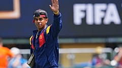 لاعب المنتخب الإسباني لامين يامال (19 عامًا) يلوّح قبل المباراة النهائية لكأس العالم لكرة القدم بين إسبانيا والأرجنتين في إيست روثرفورد، نيوجيرسي، بالقرب من نيويورك، يوم الأحد