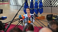 Chefe da diplomacia da União Europeia, Kaja Kallas, fala aos jornalistas à chegada a uma reunião de ministros dos Negócios Estrangeiros, em Bruxelas, 13 de julho de 2026.