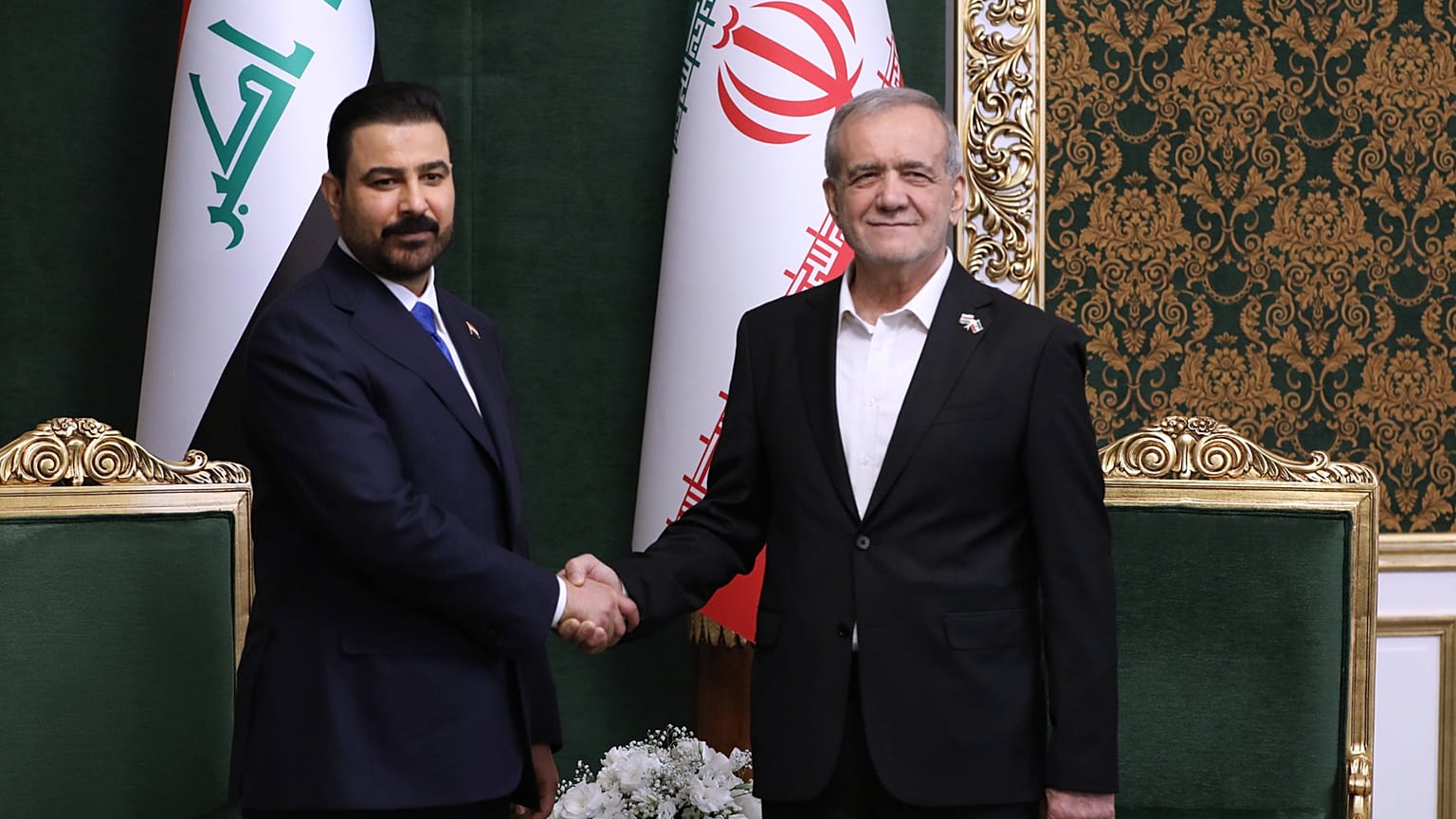 في هذه الصورة التي نشرها مكتب الرئاسة الإيرانية، يصافح الرئيس مسعود بيزشكيان (على اليمين) رئيس الوزراء العراقي علي الزيدي خلال اجتماعهما في طهران، إيران، يوم الخميس 22 يوليو/ت