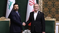 في هذه الصورة التي نشرها مكتب الرئاسة الإيرانية، يصافح الرئيس مسعود بيزشكيان (على اليمين) رئيس الوزراء العراقي علي الزيدي خلال اجتماعهما في طهران، إيران، يوم الخميس 22 يوليو/ت