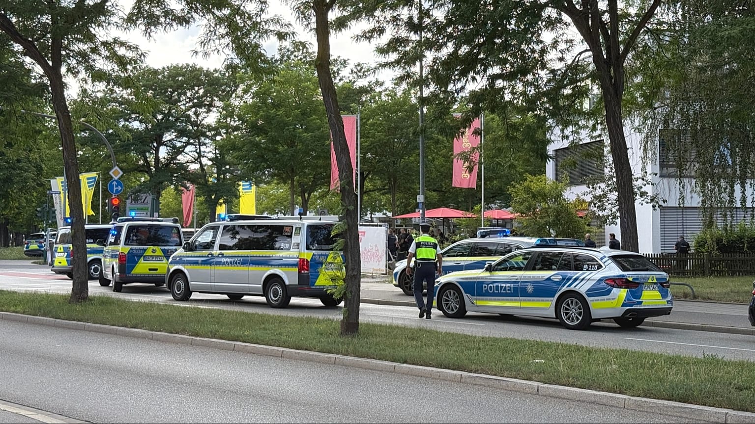 La Policía se encuentra en el lugar de un ataque con cuchillo en un banco, el jueves 23 de julio de 2026, en Ratisbona, Alemania. (Armin Weigel/dpa vía AP)