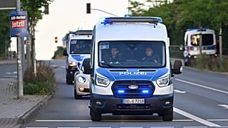 ARCHIVO - Vehículos policiales circulan por una calle de Alemania