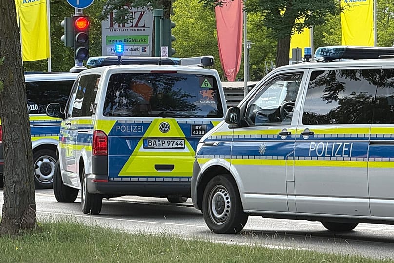 La Policía se encuentra en el lugar de un ataque con cuchillo en un banco, el jueves 23 de julio de 2026, en Ratisbona, Alemania. (Armin Weigel/dpa vía AP)