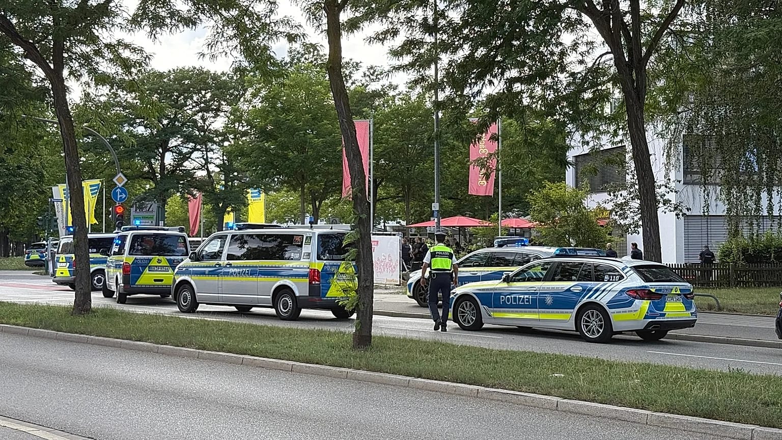 A polícia encontra-se no local de um ataque com faca num banco, nesta quinta-feira, 23 de julho de 2026, em Regensburg, na Alemanha.