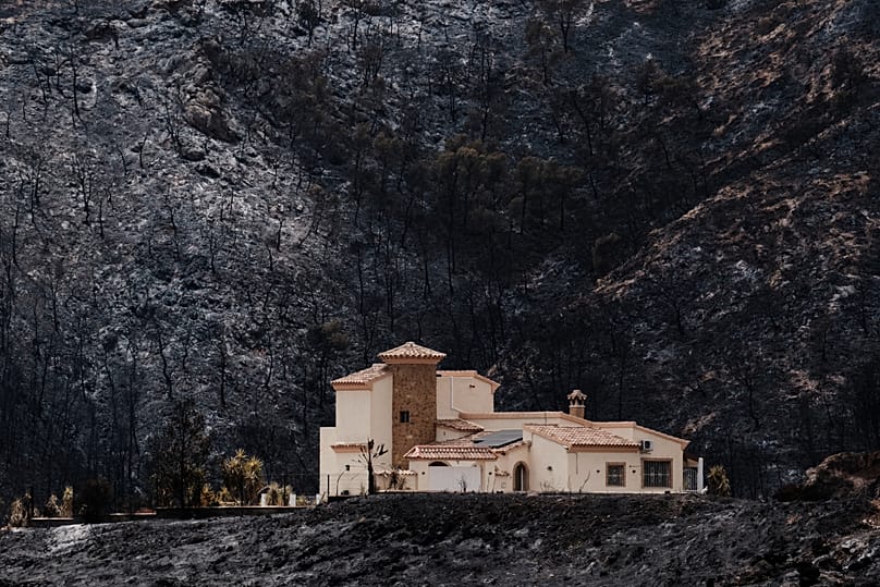 Vista de una zona calcinada afectada por los incendios forestales en Bedar, cerca de Almería (España), el sábado 11 de julio de 2026.