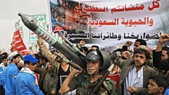 أنصار الحوثيين ينظمون مسيرة في صنعاء، اليمن، يوم الجمعة 17 يوليو/تموز 2026، احتجاجاً على التحالف الذي تقوده السعودية. (صورة من وكالة أسوشييتد برس/أسامة عبد الرحمن)