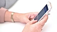 Eine Person nutzt ihr Handy.