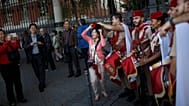 ARCHIVO: Una turista china posa para una foto con soldados españoles en Madrid, España, el 12 de octubre de 2015.