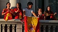 Los aficionados esperan la llegada de los jugadores de la selección española de fútbol durante las celebraciones en Madrid el lunes 20 de julio de 2026.