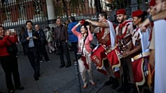 ARCHIVO: Una turista china posa para una foto con soldados españoles en Madrid, España, el 12 de octubre de 2015.