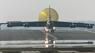عکس آرشیوی از لحظه فرود یک بمب‌افکن بی‌۵۲ آمریک روی باند پایگاه هوایی RAF Fairford در غرب انگلیس پس از انجام ماموریت در عراق