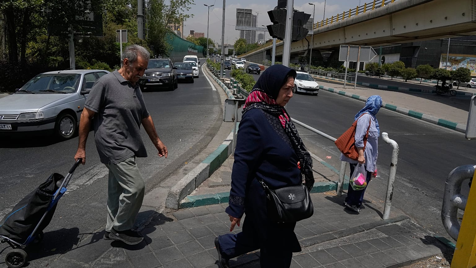 أشخاص يعبرون أحد شوارع طهران، إيران، الثلاثاء 21 يوليو 2026. (AP Photo/فاهد سليمي)