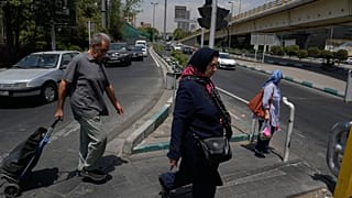 أشخاص يعبرون أحد شوارع طهران، إيران، الثلاثاء 21 يوليو 2026. (AP Photo/فاهد سليمي)