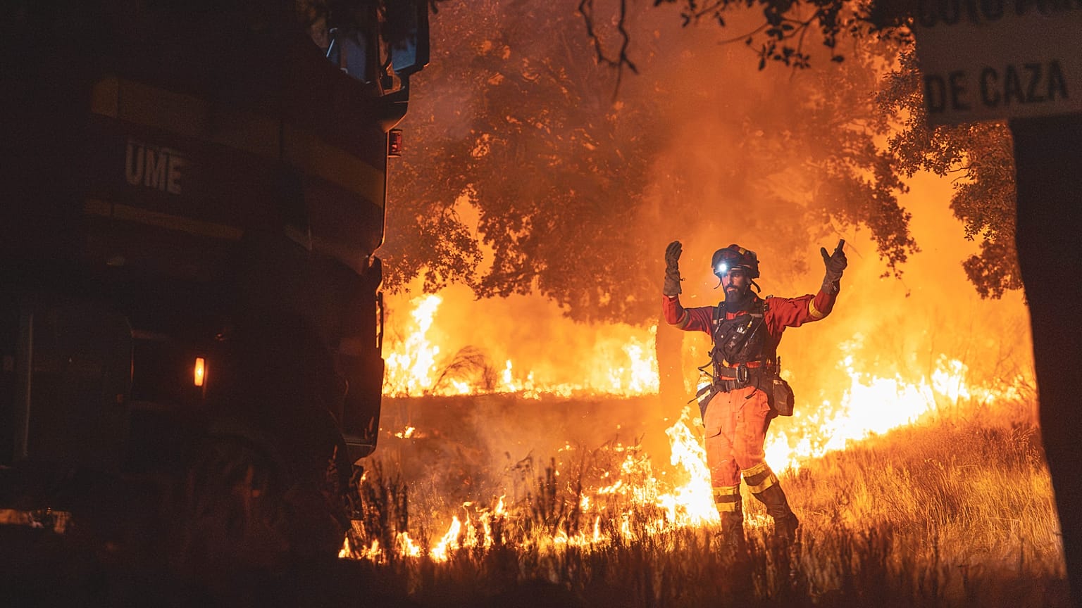 Un bombero en los incendios de Almorox en julio de 2026.