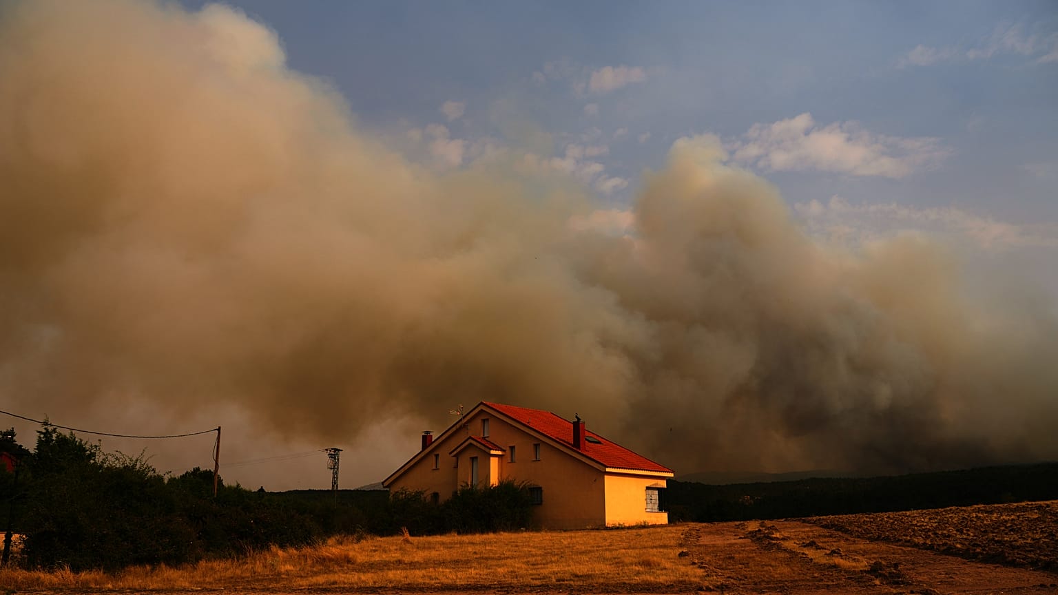 Fumo si alza all'orizzonte mentre un incendio boschivo avanza vicino a Condemios de Arriba, provincia di Guadalajara, Spagna, mercoledì 22 luglio 2026