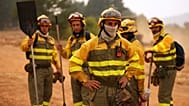Los guardabosques se toman un descanso antes de volver a trabajar en el incendio cerca de Condemios de Arriba, provincia de Guadalajara, España, el 22 de julio de 2026.