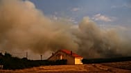 El humo se eleva sobre el horizonte mientras un incendio forestal avanza cerca de Condemios de Arriba, provincia de Guadalajara, España, el miércoles 22 de julio de 2026