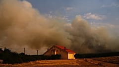 Fumo si alza all'orizzonte mentre un incendio boschivo avanza vicino a Condemios de Arriba, provincia di Guadalajara, Spagna, mercoledì 22 luglio 2026