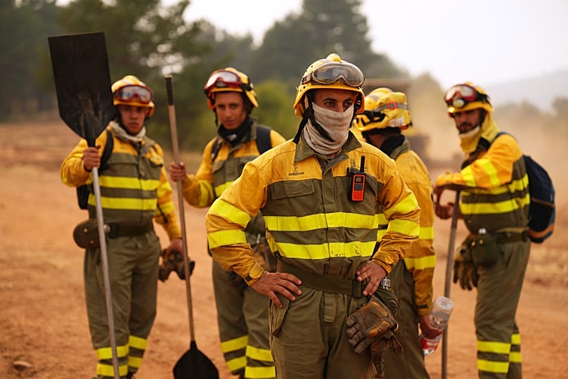 Los guardabosques descansan antes de volver al trabajo en el incendio cerca de Condemios de Arriba, en la provincia de Guadalajara (España), el miércoles 22 de julio de 2026. 