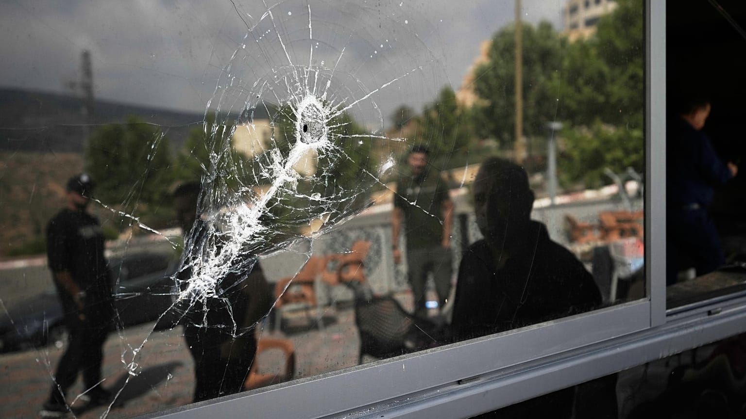 فلسطينيون يتفقدون مقهى محترق تعرض للتخريب وإشعال النار فيه خلال الليل من قبل مستوطنين إسرائيليين بالقرب من بلدة سلفيت الفلسطينية بالضفة الغربية، الأحد 5 يوليو 2026.