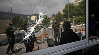 فلسطينيون يتفقدون مقهى محترق تعرض للتخريب وإشعال النار فيه خلال الليل من قبل مستوطنين إسرائيليين بالقرب من بلدة سلفيت الفلسطينية بالضفة الغربية، الأحد 5 يوليو 2026.
