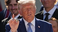 يقيم الرئيس دونالد ترامب خاتم البطولة خلال حدث لتكريم أبطال بطولة العالم 2025 لوس أنجلوس دودجرز في حديقة الورود بالبيت الأبيض