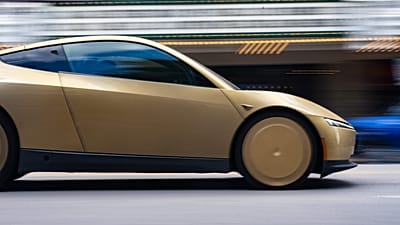 Egy Tesla Robotaxi halad végig az austini belvárosban, a Congress Avenue-n, 2026. június 16-án, kedden.