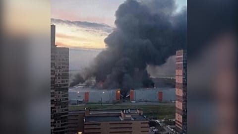 Dichter Rauch steigt aus einem Wildberries-Lager in den Himmel. Der Onlinehändler gilt als größter in Russland.