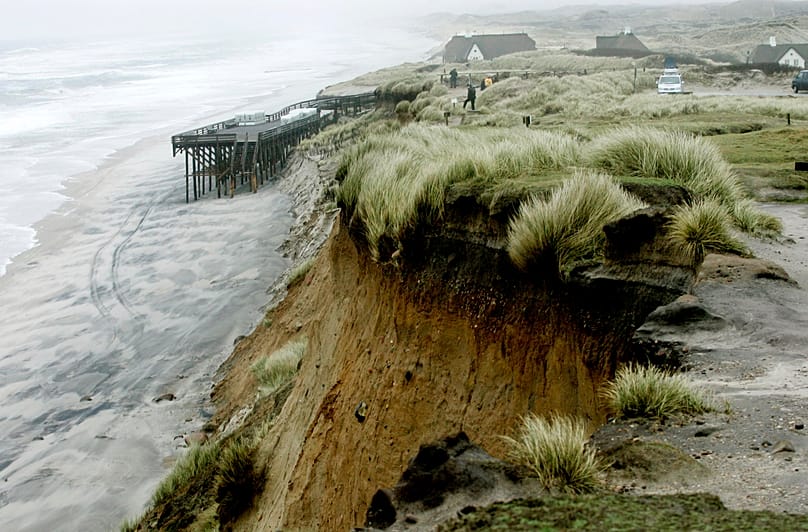 Der Küstenschutz auf Sylt ist essenziell und wird aktuell primär durch massive, regelmäßige Sandvorspülungen realisiert. 