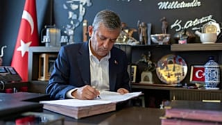 CHP'den istifa eden Özgür Özel, Yeni Parti'nin kuruluş evraklarını imzalarken / 24 Temmuz 2026