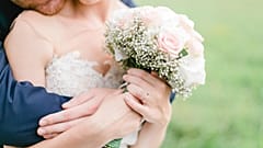 یک زوج عشقشان را جشن می‌گیرند