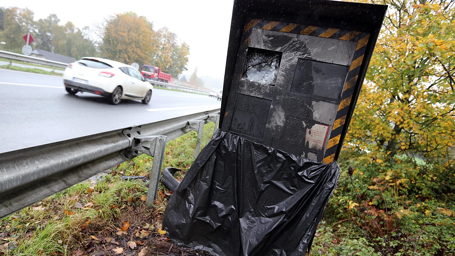 ARCHIVO: Foto de un radar vandalizado en Francia en 2013 durante unas protestas