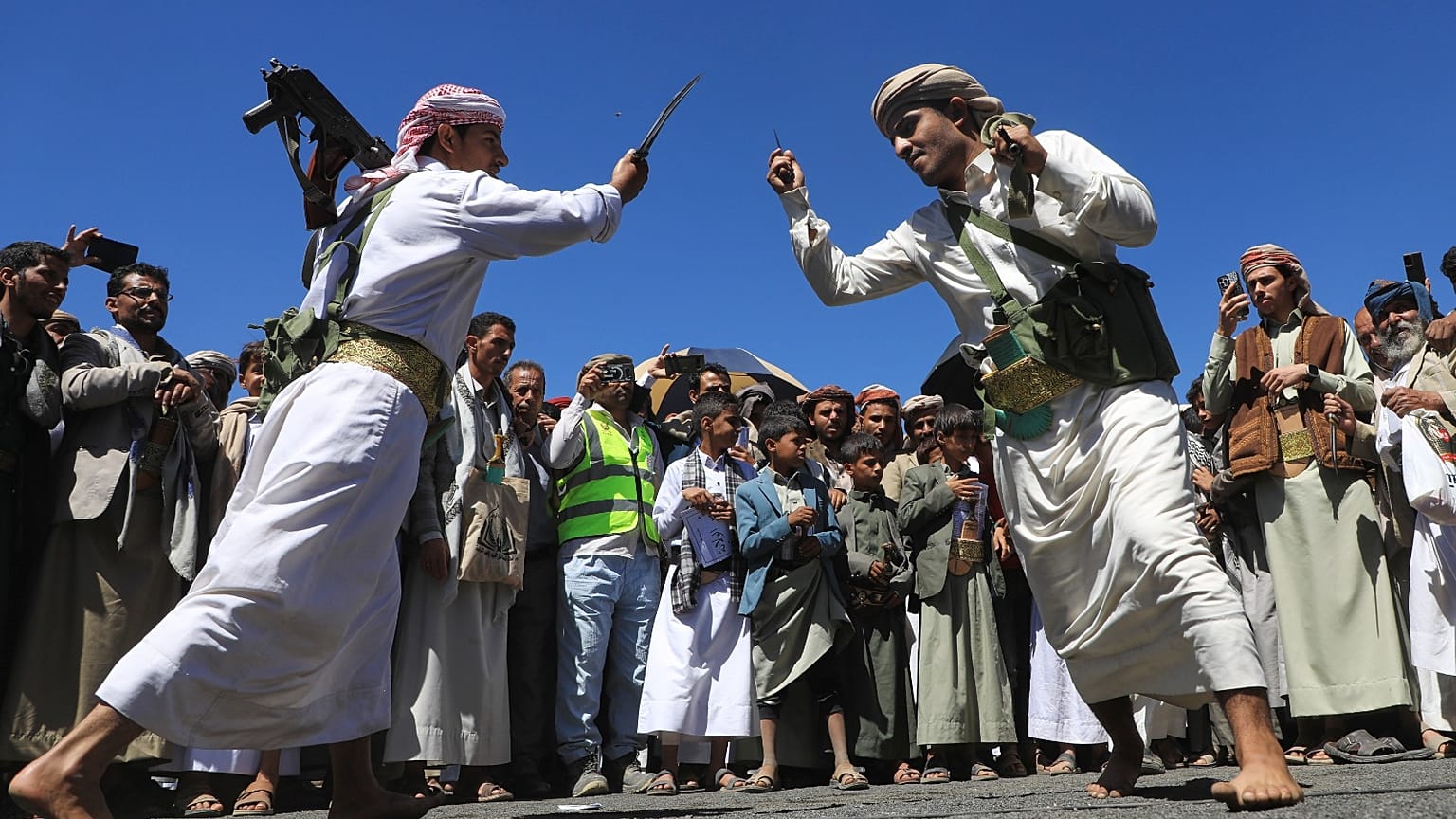 الحوثيون يؤدون الرقص التقليدي احتفالاً بعيد الغدير، اليوم الذي يعتقدون أن الإسلام اكتمل فيه كدين بتعيين علي خلفاً للنبي محمد، في صنعاء، اليمن، الخميس 4 يونيو 2026. 